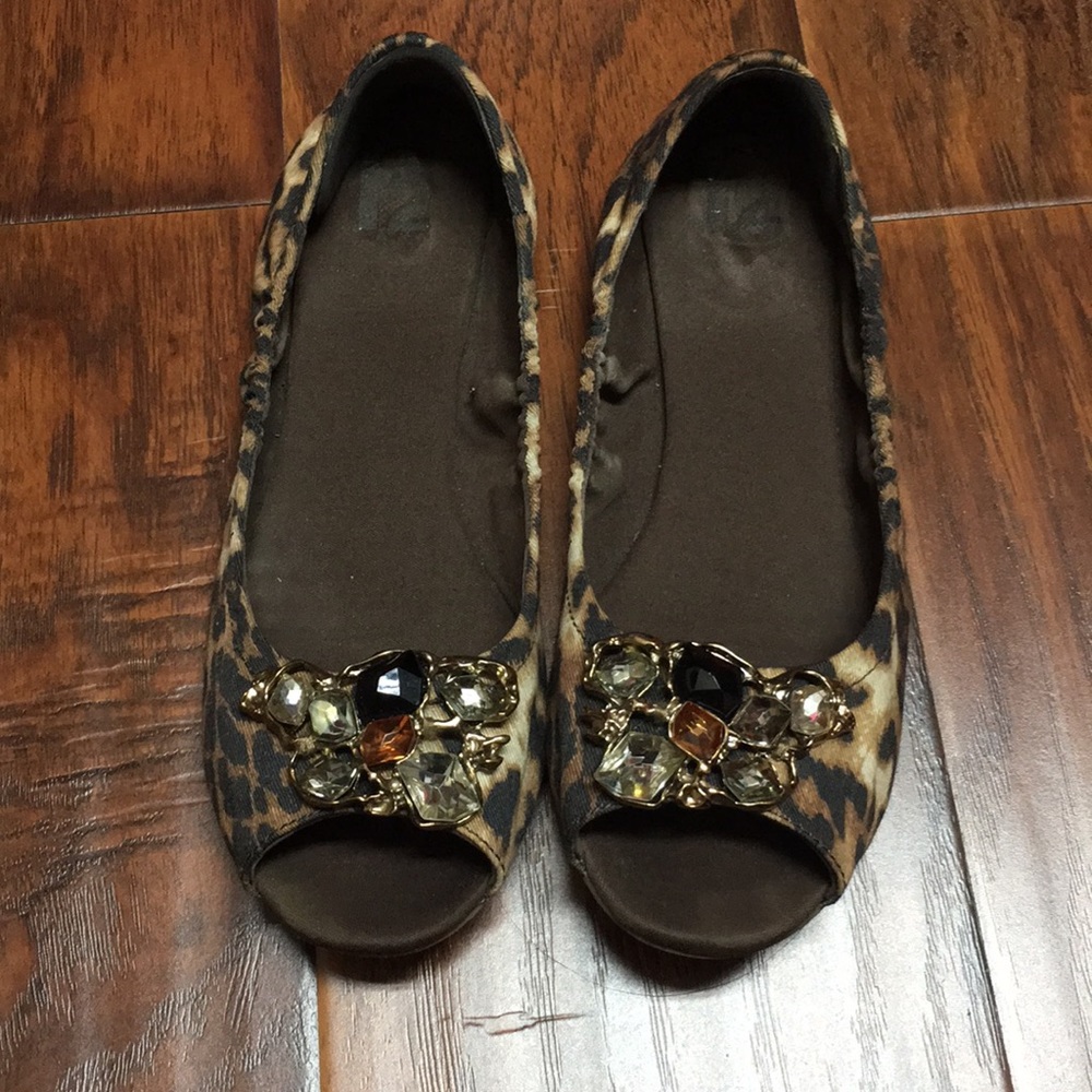 Beautiful peep-toe flats!